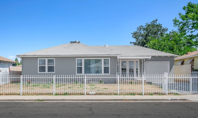 Raisin Haus | Spacious & Clean 2B/1Bth w Great Access to Airport