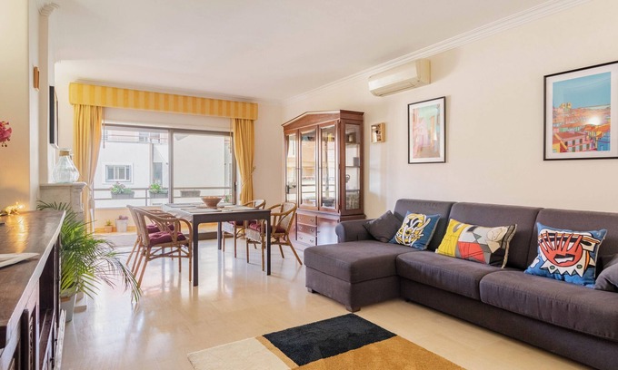 Cascais Wohnung | Spacious & Clean Cascais Apartment. Central with free private parking.