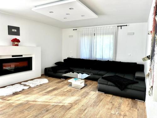 Pesnica Wohnung | Spacious Cosy Apt with Pool and Parking