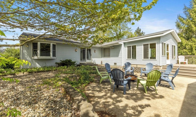 Grand Junction Haus | Spacious Country Home & 15 minutes from Lake Michigan