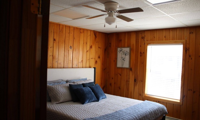 Rumford Wohnung | Spacious & cozy 3-bdrm apt in the Western Mountains of Maine no cleaning fee!