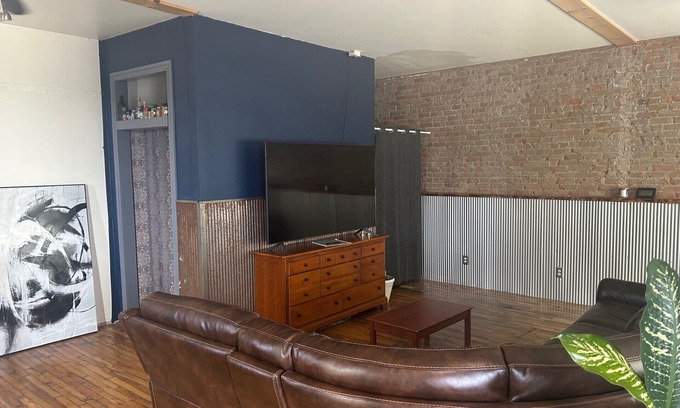 Laurel Wohnung | Spacious Downtown Laurel Studio - Pets welcome with Fast Wifi