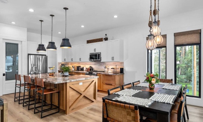 Lakeside Haus | Spacious Family Friendly Home w/ Views of Flathead