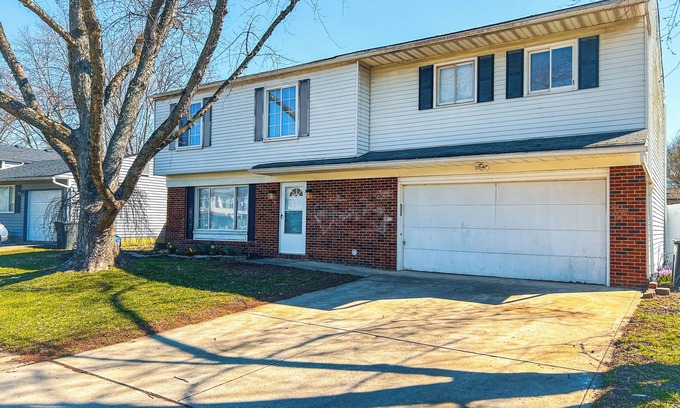 Irwin Haus | Spacious Family Home - 20 Min To Downtown Columbus. 2 Car Garage & Yard!