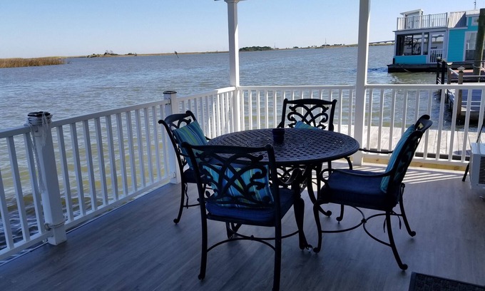 Apalachicola Bootsverleih | Geräumige schwimmende Eigentumswohnung auf dem Wasser mit allen gehobenen Annehmlichkeiten.