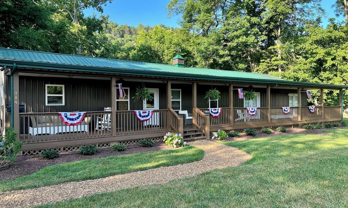 Bakerton Kabine | Spacious fully equipted 5-bedroom Riverfront Cabin on the Cumberland River.