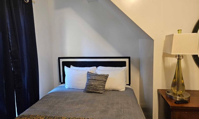 Memphis Hütte | Spacious Guest House w/ 8+ Beds - Near Downtown & Medical District