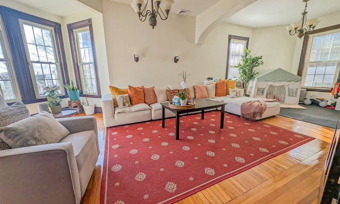 Dorchester Haus | Spacious, historic Boston 4-bedroom house with fitness room, home office, WiFi