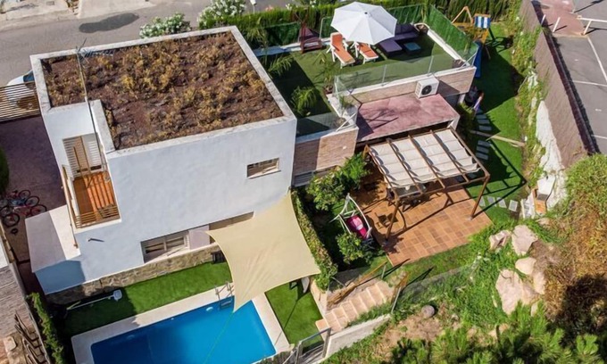 Las Jaras Haus | Spacious holiday home in Cordoba with private garden