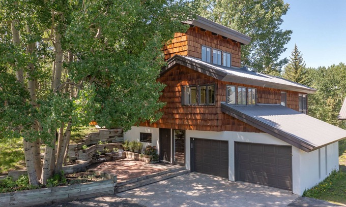 Crested Butte Haus | Spacious Home on Mt Crested Butte w/ Amazing Views- 5 mins to base STR#301300