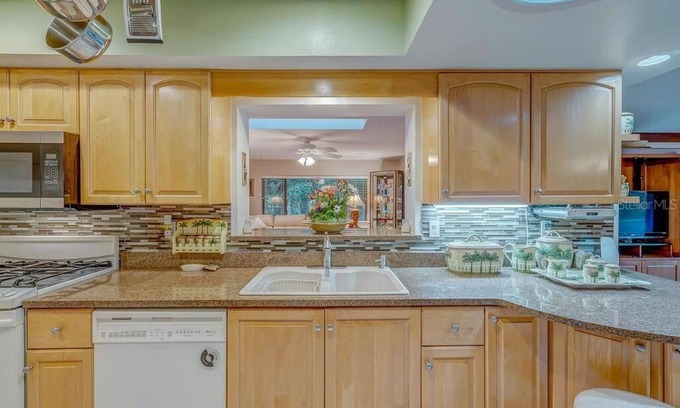 St Andrews Haus | Spacious Home in Sugarmill Golf Country Club w 2 car Garage