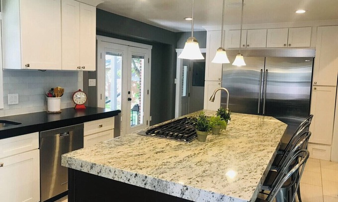 Yalecrest Haus | Geräumiges Haus mit 4 Schlafzimmern, 3 Bädern und großer Außenterrasse. Schöner Ort!