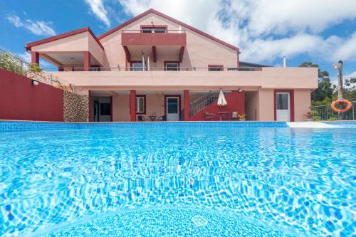 Prazeres Haus | Spacious House with Pool in Prazeres