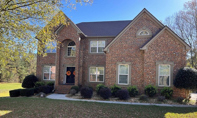 Covington Haus | Spacious Lake Front Retreat 7bd Slps 14+, Hoops, Gym, Deck, Theater Chez Sah Wah