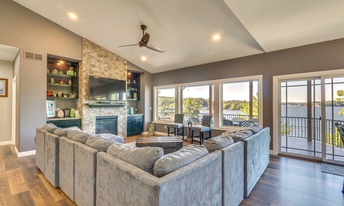 Linn Creek Haus | NEU! Haustierfreundlicher Lake Ozark Escape mit Deck und Aussicht