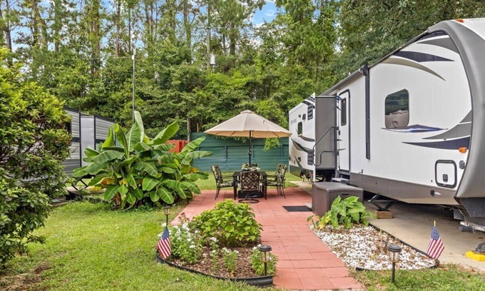Milton Wohnmobilvermietung | Spacious luxury RV with large kitchen/living room area, private bedroom w/king-size bed, bath and 1/2, with a deck, located in a beautiful RV resort with tons of amenities. Min. stay is 2 nights w/weekly and monthly discounts. Monthly rate is $1,600