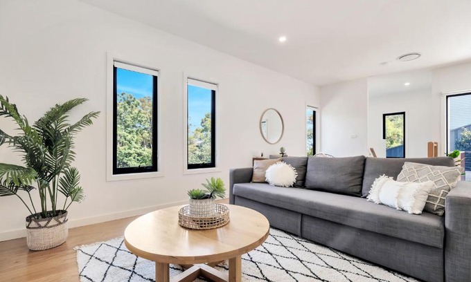 Merewether Haus | Spacious modern 3 bdr home minutes from beach