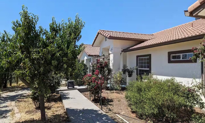 Squaw Valley Haus | Spacious Modern Vacation Home near Kings Canyon N.P. EV Charging Fast Wifi.