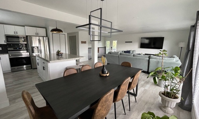 Millcreek Haus | Spacious Modern Villa w/ Hot Tub & Mountain Views