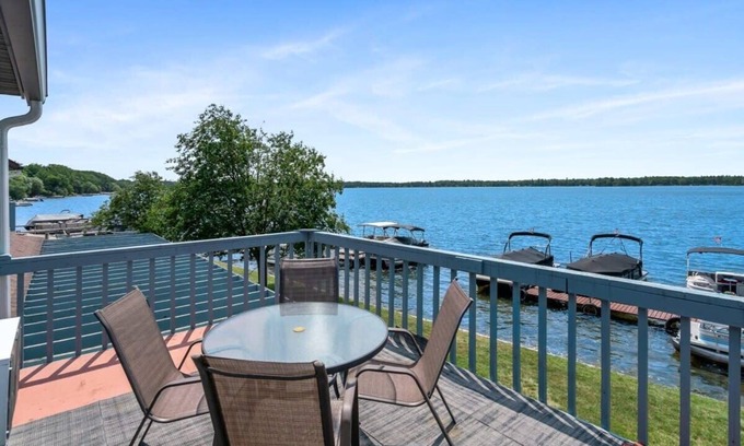 Mayfield Wohnung | Spacious multi-level suite with Fife lake views