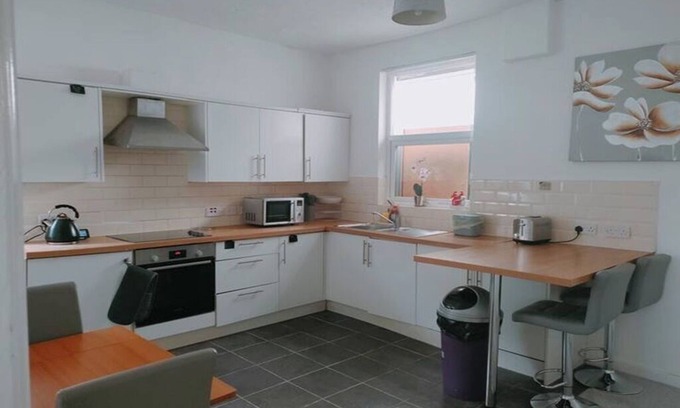 Leigh Haus | Spacious Pad- Close to sports village