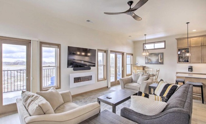 Pipe Haus | Spacious Recently Built Home Less Than 1 Mi to Lake!