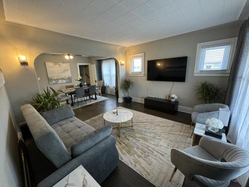 Des Plaines Haus | Spacious Retreat Near Convention Centers home