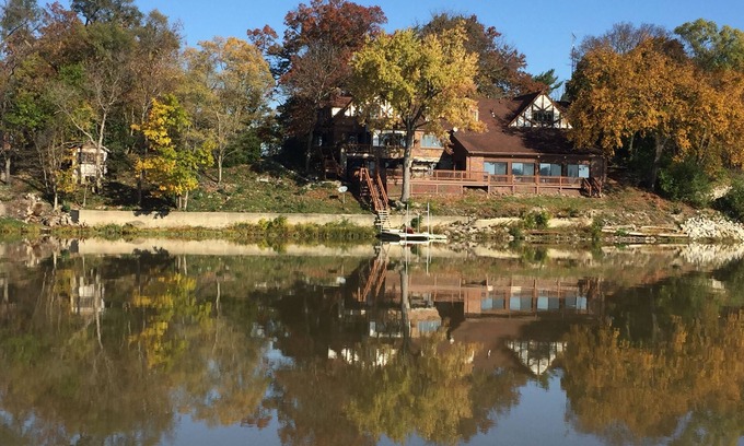 Colton Wohnung | Spacious room in Tudor home overlooking the Maumee river near Metro Parks. Wifi