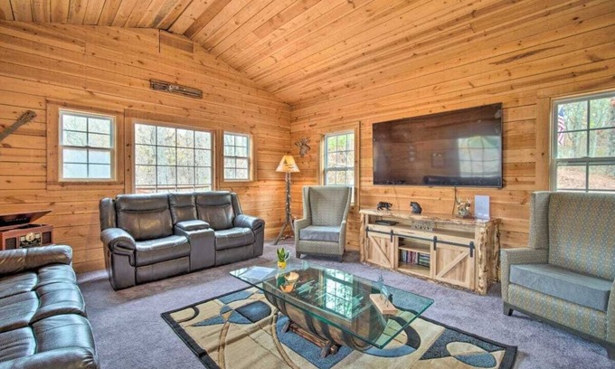 Ellijay Kabine | Spacious Rustic Cabin w/Hot Tub near Carters Lake!