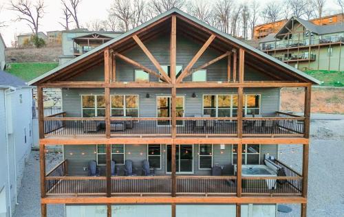 Indian Point Haus | Spacious Rustic Elm Lodge