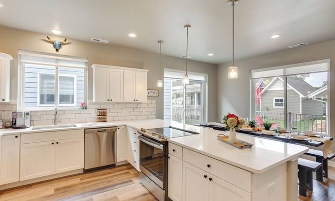 Spearfish Hütte | Spacious, Rustic Spearfish Home: Walk to Downtown!