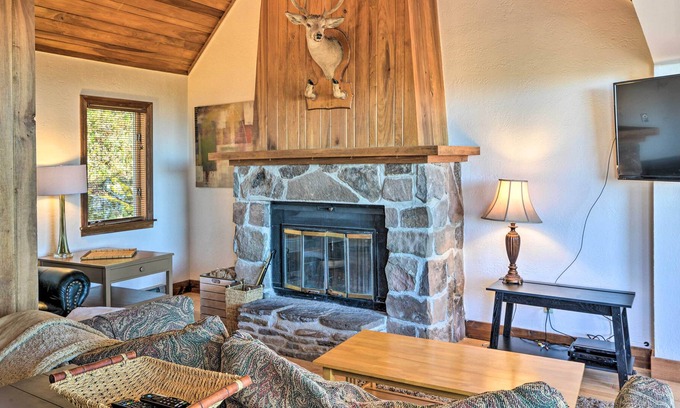 Snowshoe Kabine | NEW! Spacious Snowshoe Cabin w/ Sunset Mtn Views!
