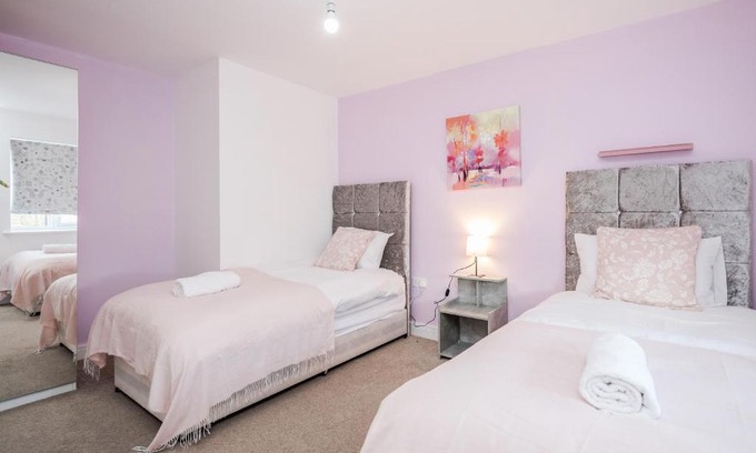 Stanford-le-Hope Wohnung | Spacious Stay I 5 BDR House with Modern Amenities I Parking I WiFi