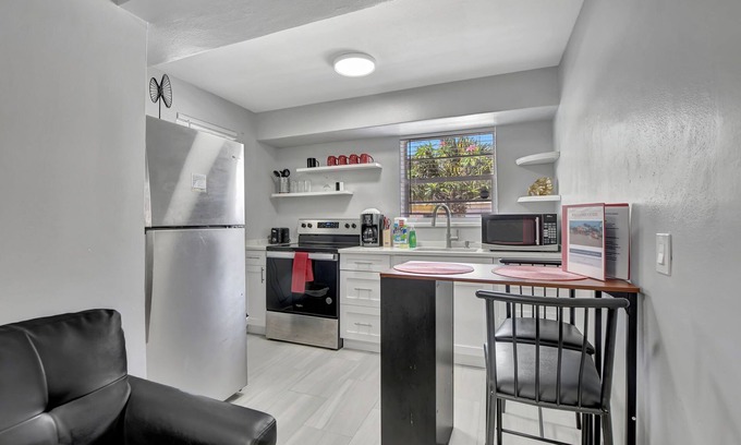 Pineapple Grove Arts District Wohnung | Spacious studio, 2 blks walk to Ave, close to beach, pets allowed, free parking