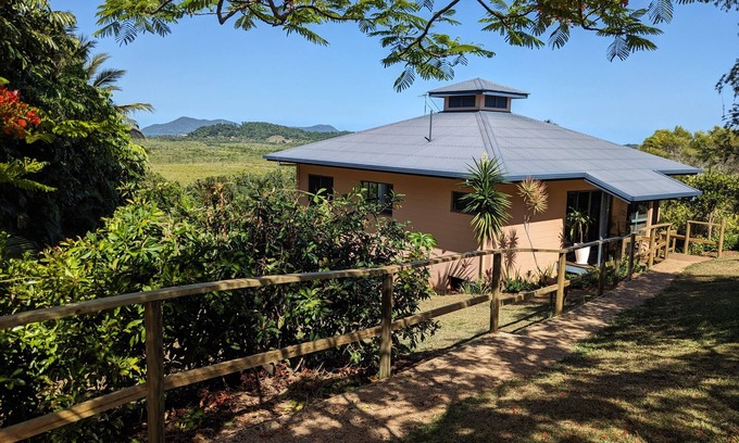 Carmoo Wohnung | Spacious studio apartment, views over Hull river to South Mission and Dunk Is.