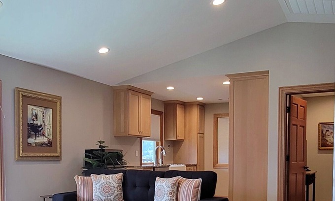 Medford Haus | Spacious studio near Jacksonville, WiFi, kitchen, balcony & spectacular views