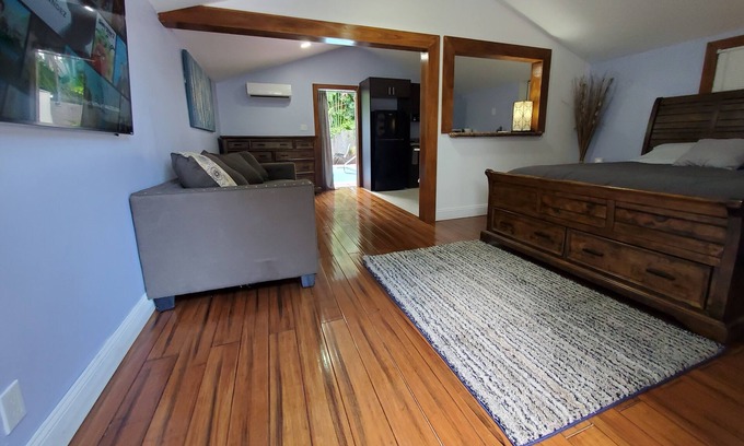 Meadows Wohnung | Spacious studio with pool and 75" 4k TV in Old Town