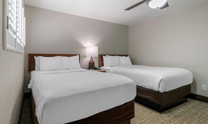 Jekyll Island Hotel | Spacious Suite w/ Kitchen Ideal for Relaxing Jekyll Island Retreat | Onsite Pool