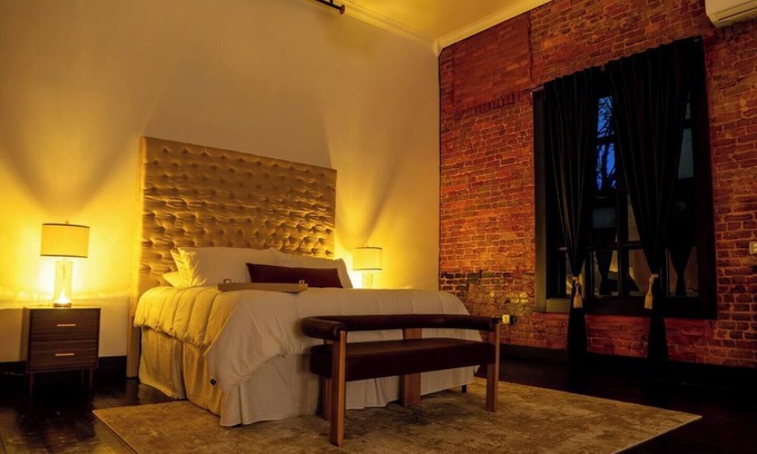 Marshall Wohnung | SPACIOUS suite with AC and WiFi in charming historical downtown Marshall, TX