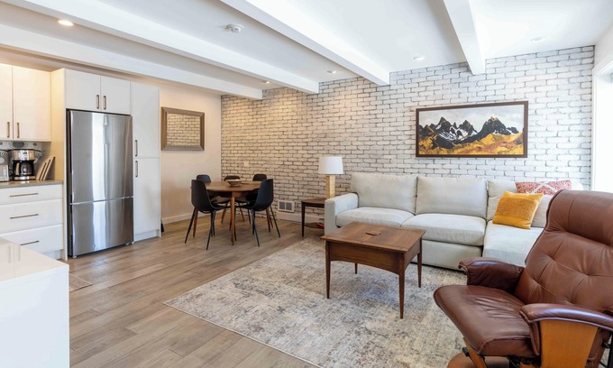 Sun Valley Eigentumswohnung | Spacious Sun Valley Condo with Private Creekside Deck