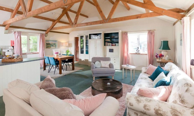 Swallowcliffe Haus | Spacious Swallow Cottage