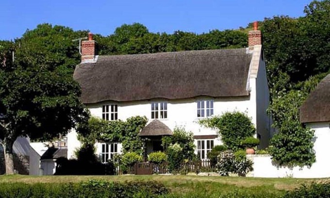 West Lulworth Hütte | Spacious Thatched Cottage in Lulworth Cove, Dorset. Sleeps 10. 5 min walk to sea