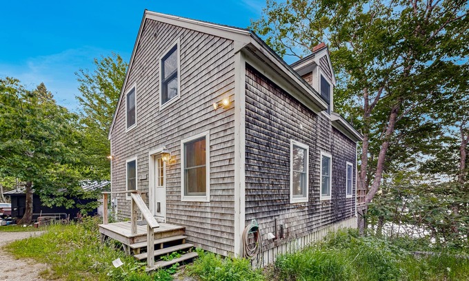 Round Pond Hütte | Spacious & tranquil waterfront hideaway on Muscongus Sound