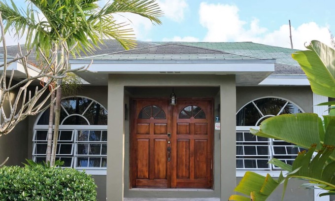Gambier Haus | Spacious Tropical Getaway 🌴 - 3 mins from airport and beach