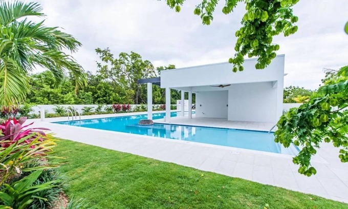 George Town Haus | Spacious Two-Bedroom Townhouse in Gated Community - 5 min drive to the beach!