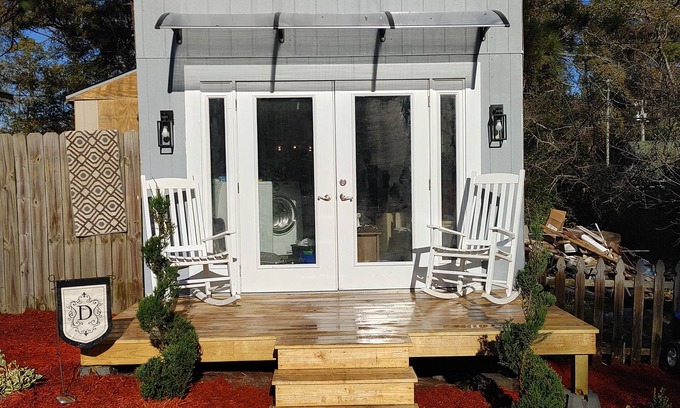 Wilmington Hütte | Spacious two level cottage with pool, patio and hot tub