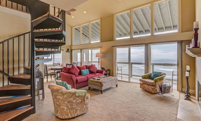 Otter Rock Wohnung | Spacious Two-Level Ocean-View Villa with Loft