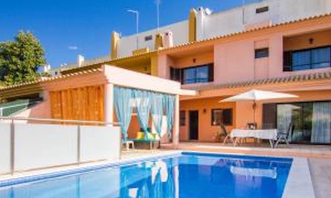 Urbanizacao dos Calicos Villa | Geräumige Villa mit beheizbarem privatem Pool, ohne Visavis, Grill, WiFi in der Nähe der Altstadt