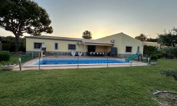 Almancil Villa | Großzügige Villa mit großem Garten und privatem Pool-Ruhebereich in der Nähe von Quinta do Lago