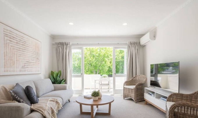 St. Heliers Haus | Spanish Charm: Stylish 3BR Steps from the Beach